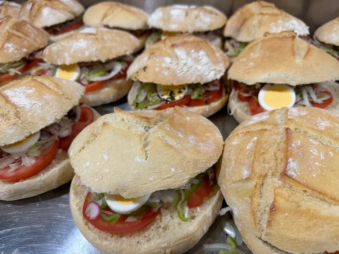 Pan bagnats frais préparés à Chez Thérésa