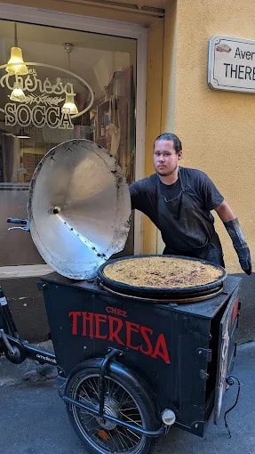 Le triporteur socca de Chez Thérésa avec le patron